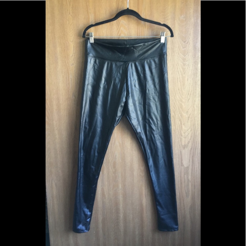 Agnes and Dora faux leather leggings. Size large.